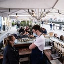 Clientes se sientan afuera de un restaurante Nyhavns Faergekro en Copenhague. (Foto de Emil Helms / Ritzau Scanpix / AFP) /