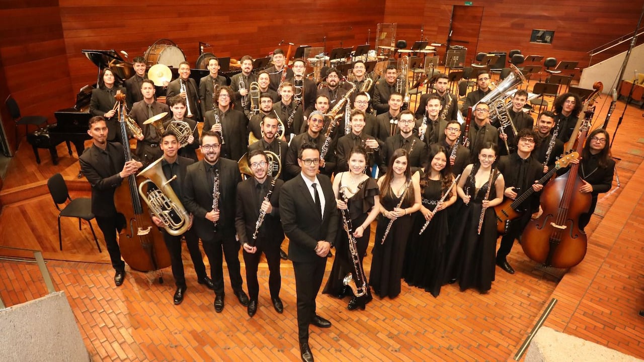 La Orquesta Filarmónica de Bogotá se compone por 99 músicos.