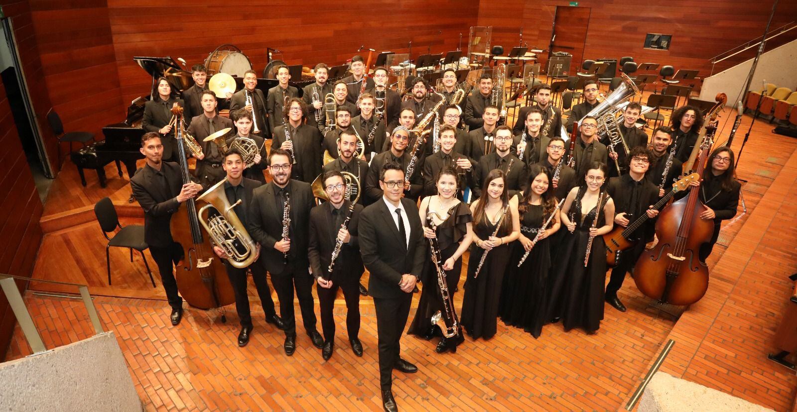 La Orquesta Filarmónica de Bogotá se compone por 99 músicos.