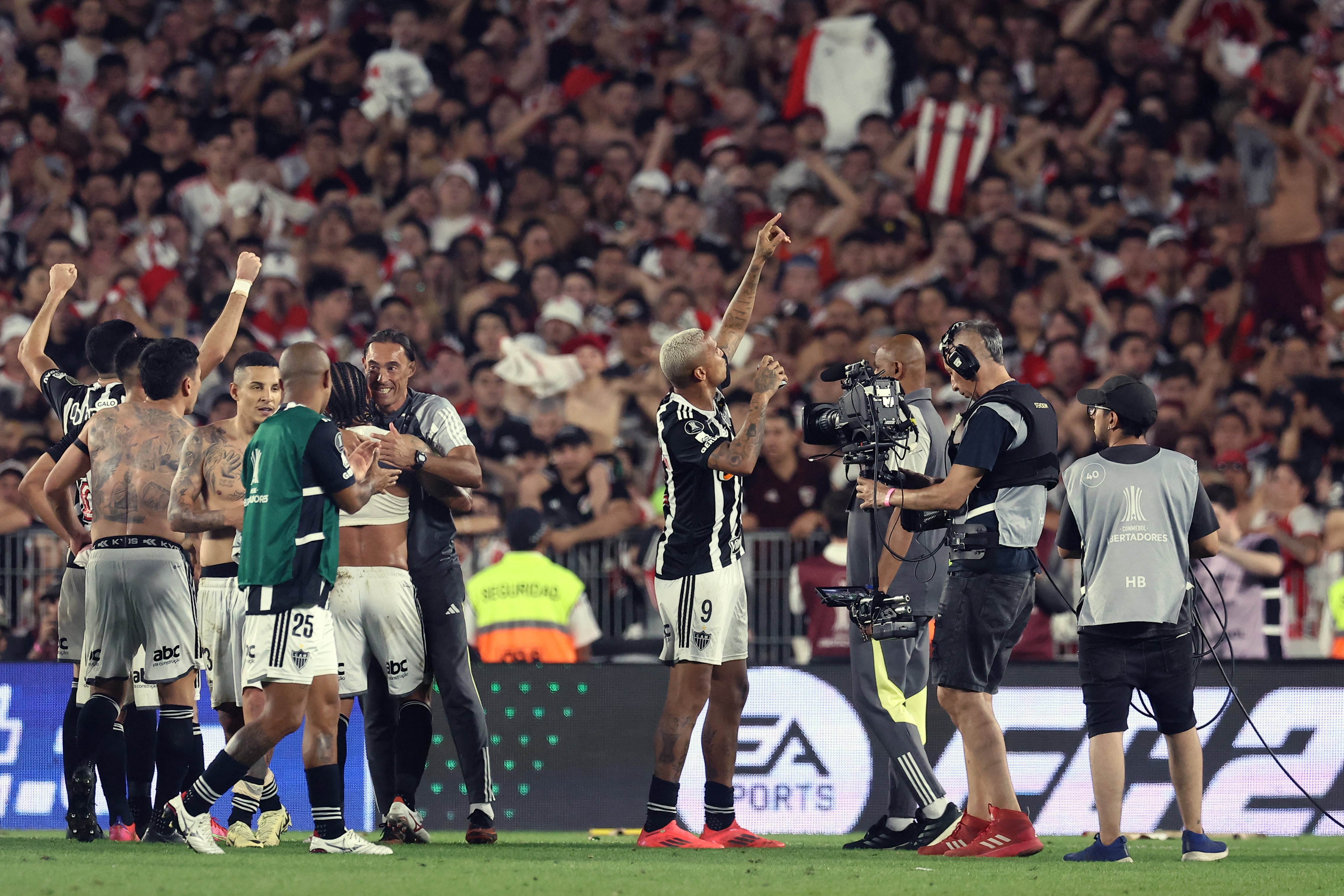 Los jugadores del Atlético Mineiro celebran el final del partido de vuelta de las semifinales de la Copa Libertadores.