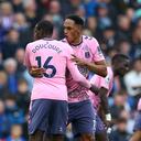 Yerry Mina abrazando a Abdoulayé Doucouré, autor de dos goles contra el Brighton