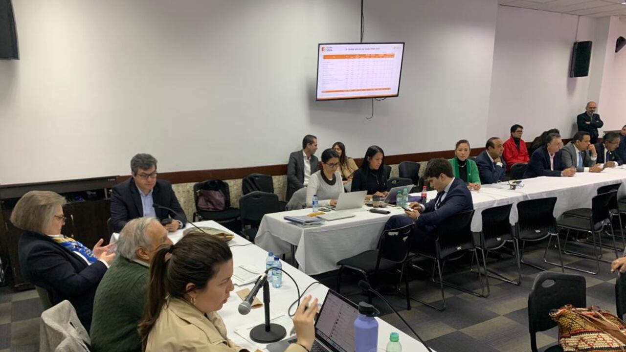 Reunión privada entre gobierno y congresistas, sobre adición presupuestal.