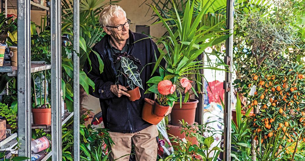 El vendedor de plantas y jardinero Horst Kretschmann grita sus ofertas. 