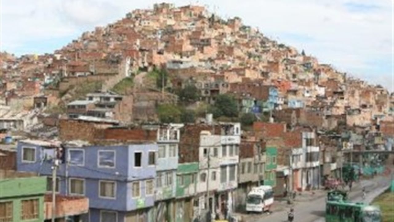 La extrema pobreza está fijada actualmente por el Banco Mundial (BM) en menos de 2,50 dólares al día. En 1995 un 26,3% de los latinoamericanos vivían bajo ese umbral, y ese porcentaje se redujo a la mitad (hasta 13,3%) en 2011.