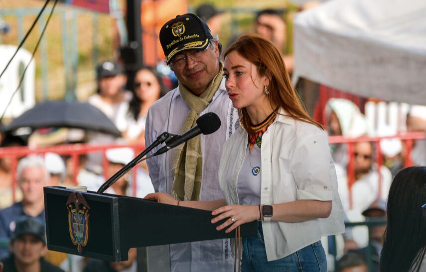 El presidente Gustavo Petro y la funcionaria Gloria Miranda.