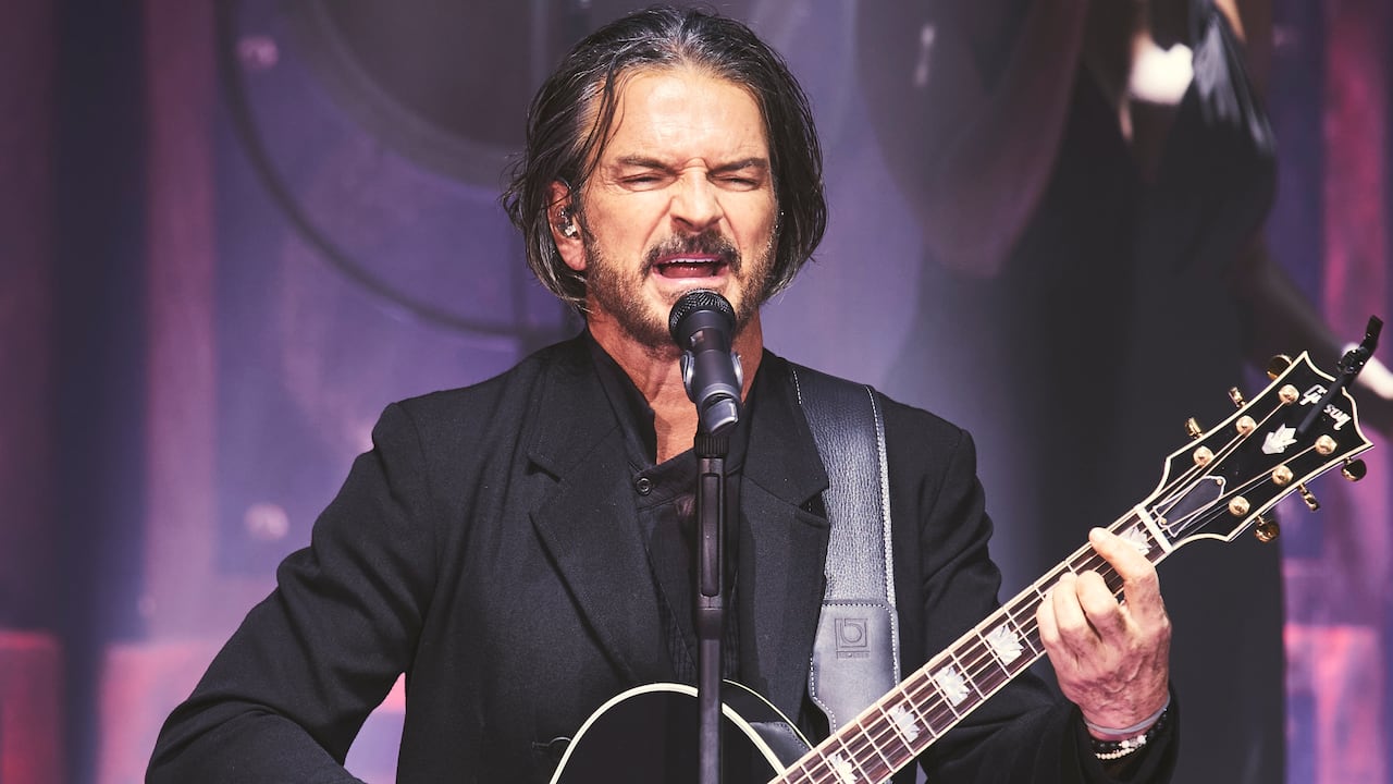 Ricardo Arjona actúa en el escenario del Teatro Edp Gran Vía el 25 de febrero de 2022 en Madrid, España.