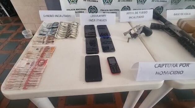 Dinero, celulares y armas incautadas.