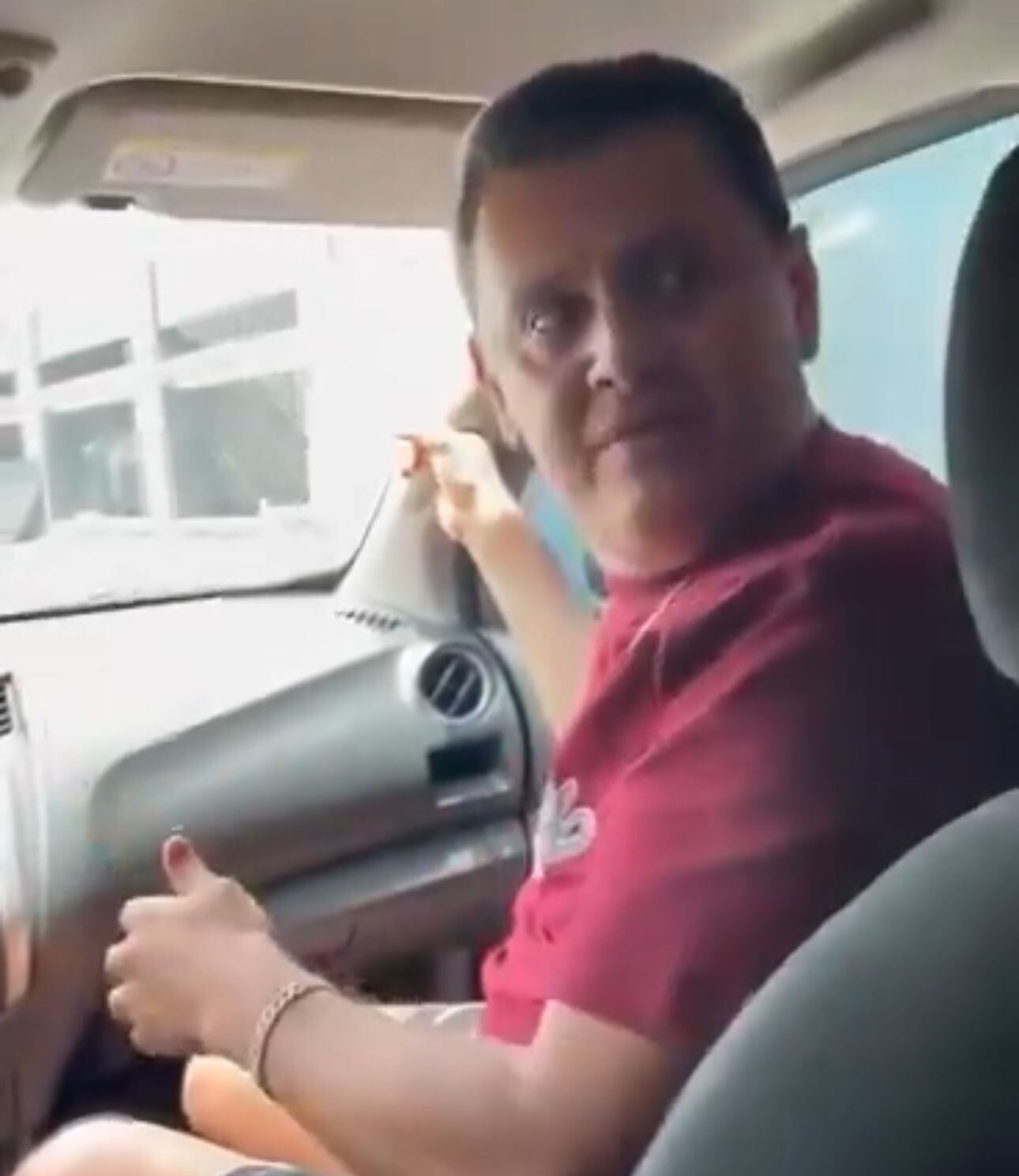 El hombre defendió su postura mientras su pareja le asegura que lo va a dejar