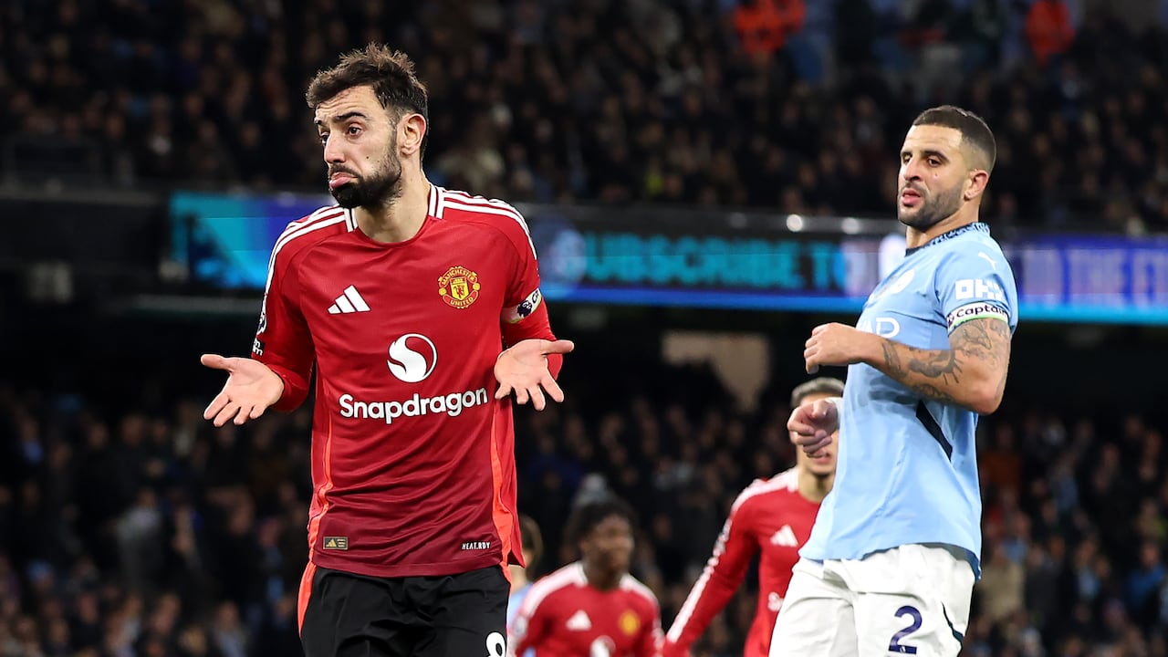 Bruno Fernandes, del Manchester United, celebra el primer gol de su equipo de penalti durante el partido de la Premier League entre el Manchester City FC y el Manchester United FC en el Etihad Stadium el 15 de diciembre de 2024 en Manchester, Inglaterra.