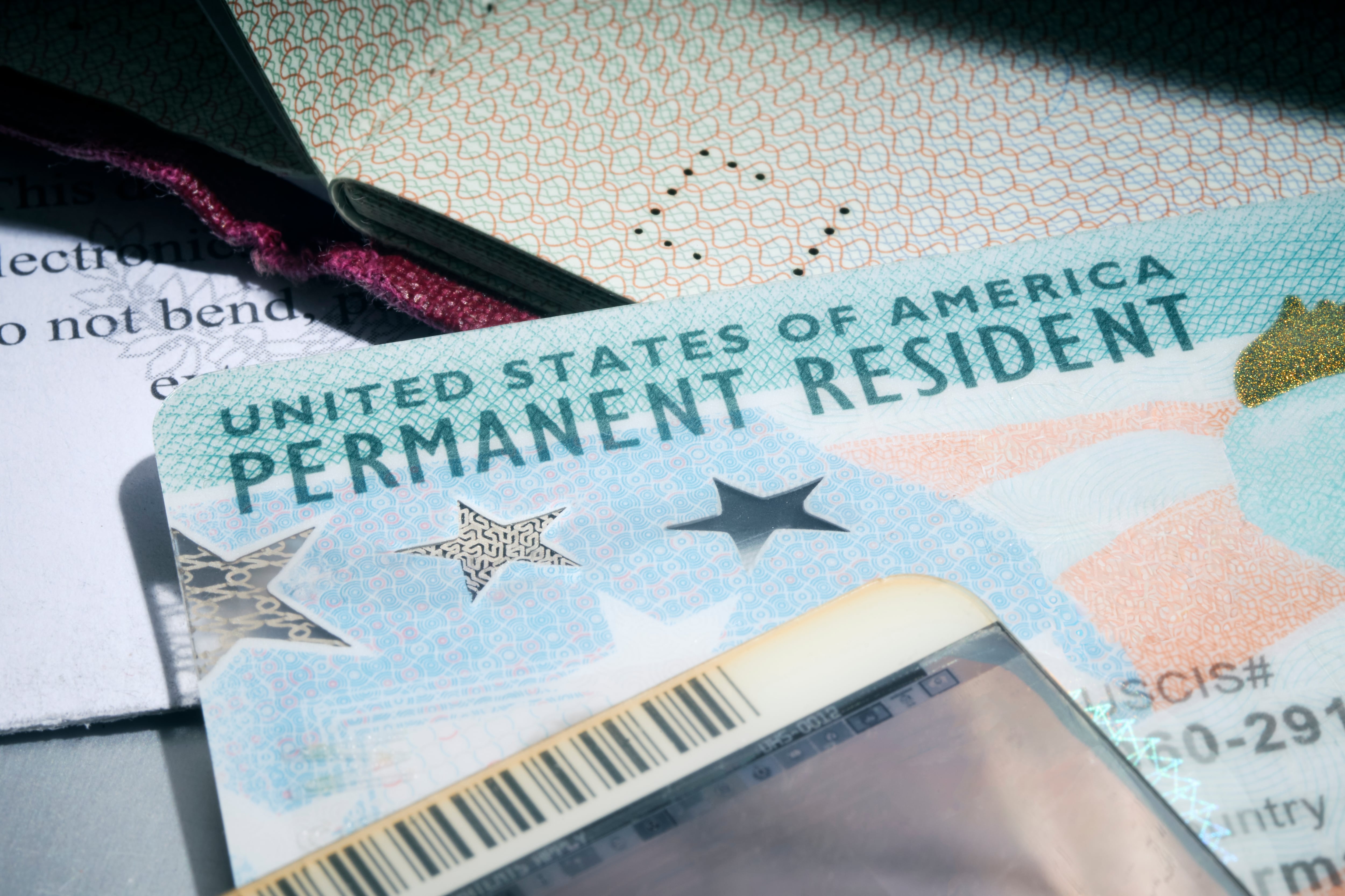 Solicitantes de ciudadanía estadounidense durante el proceso de naturalización en una oficina del USCIS en Estados Unidos.