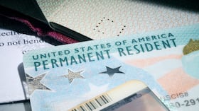 Solicitantes de ciudadanía estadounidense durante el proceso de naturalización en una oficina del USCIS en Estados Unidos.