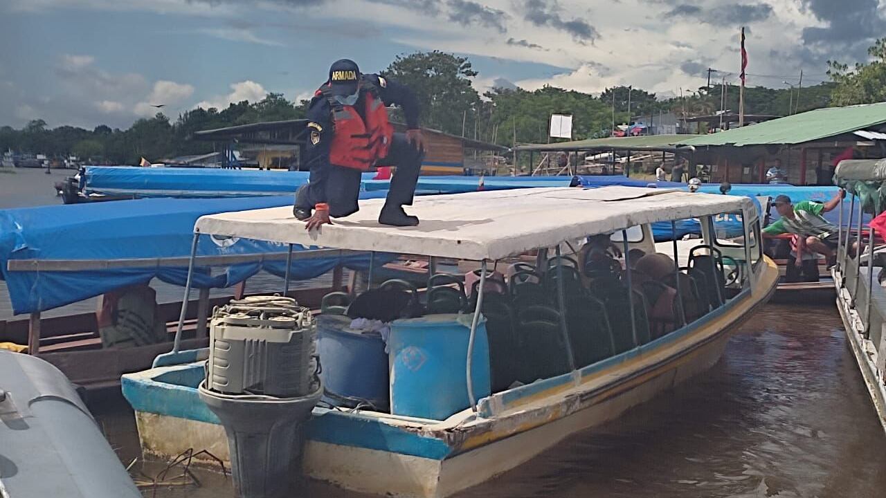 La Armada de Colombia rescata a 20 personas de una embarcación, adscrita a una empresa de turismo