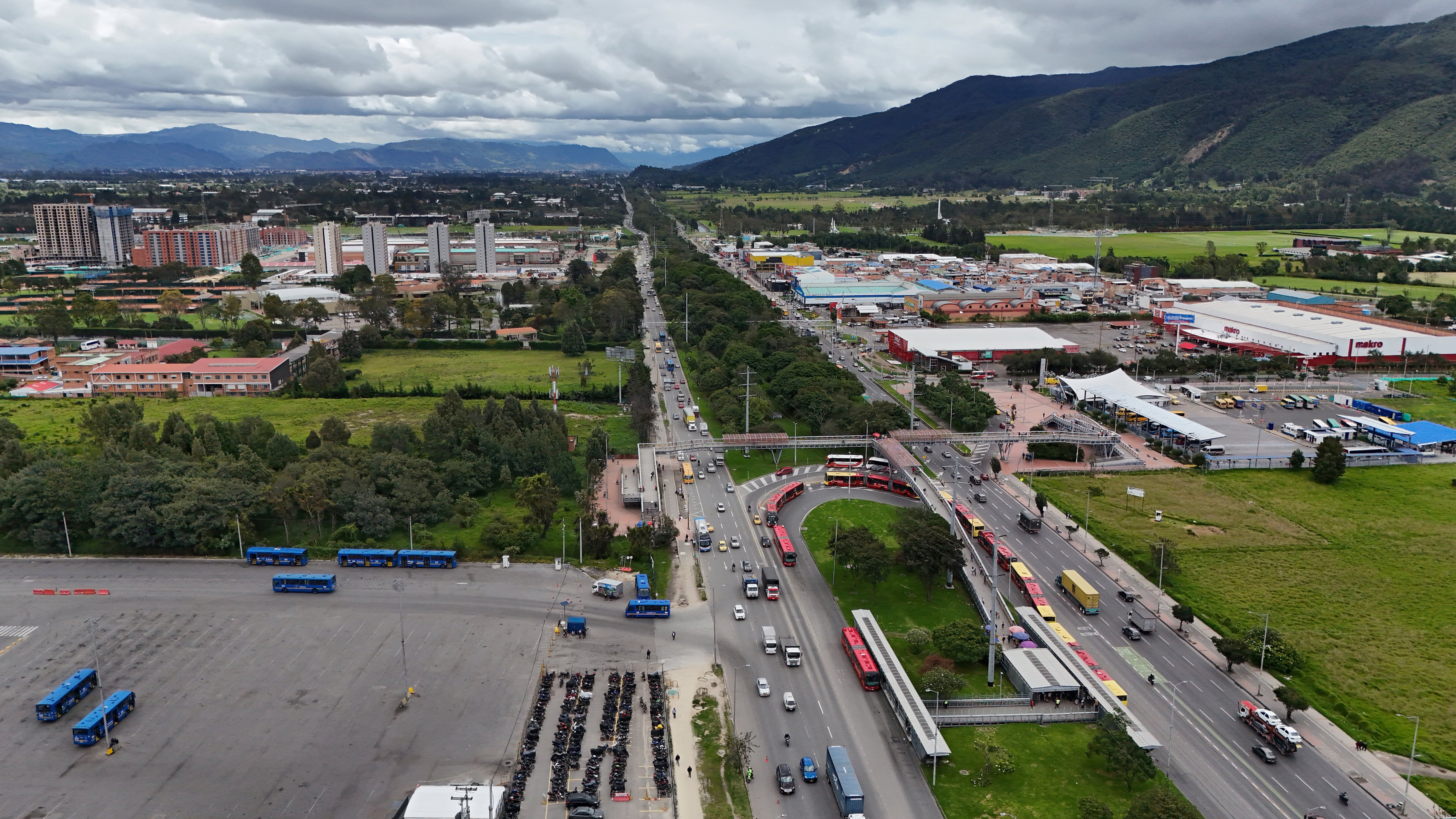 Megalote en la Autopista Norte de Bogotá con calle 191 vinculado a la pirámide DMG.