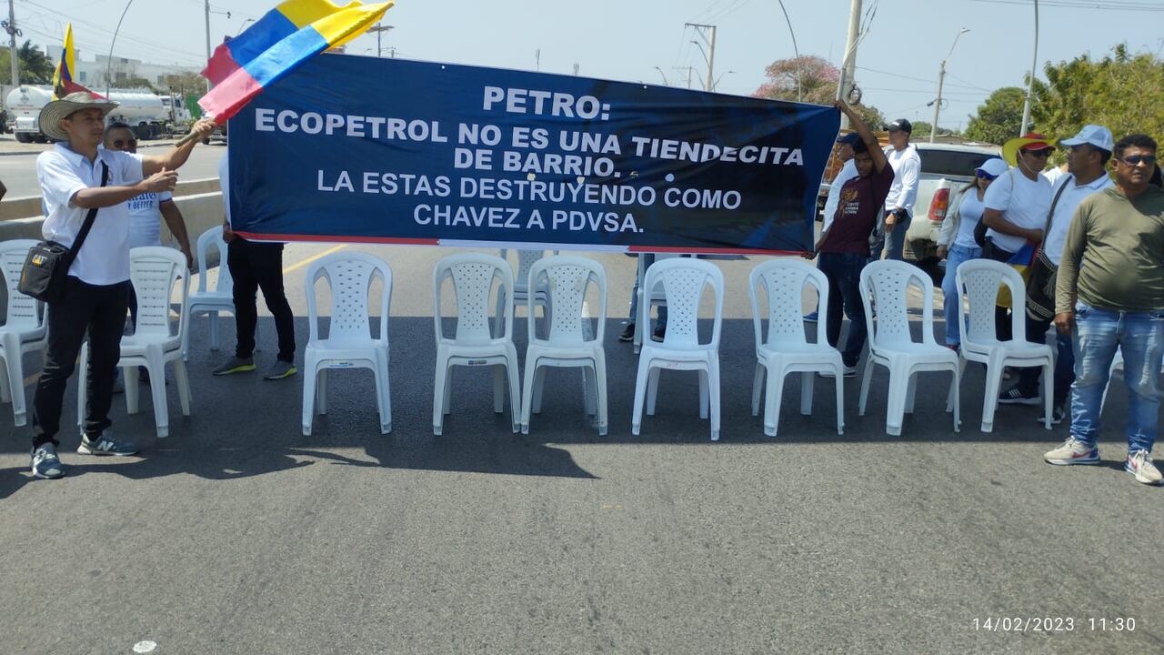 Los manifestantes compararon las actuaciones de Petro con Chavez.