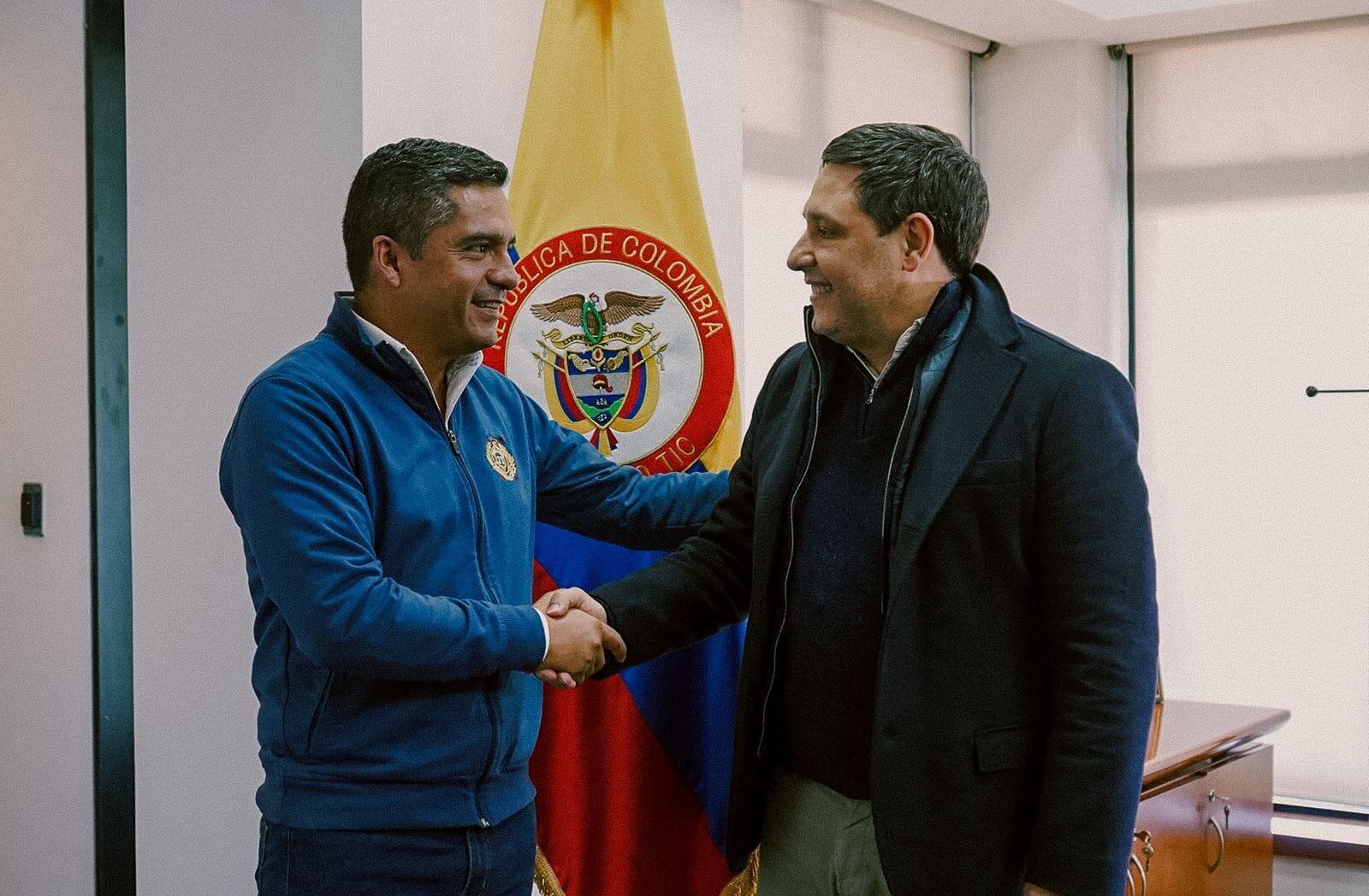 Orlando Balsero, alcalde de Cota, y el ministro de las TIC, Mauricio Lizcano.