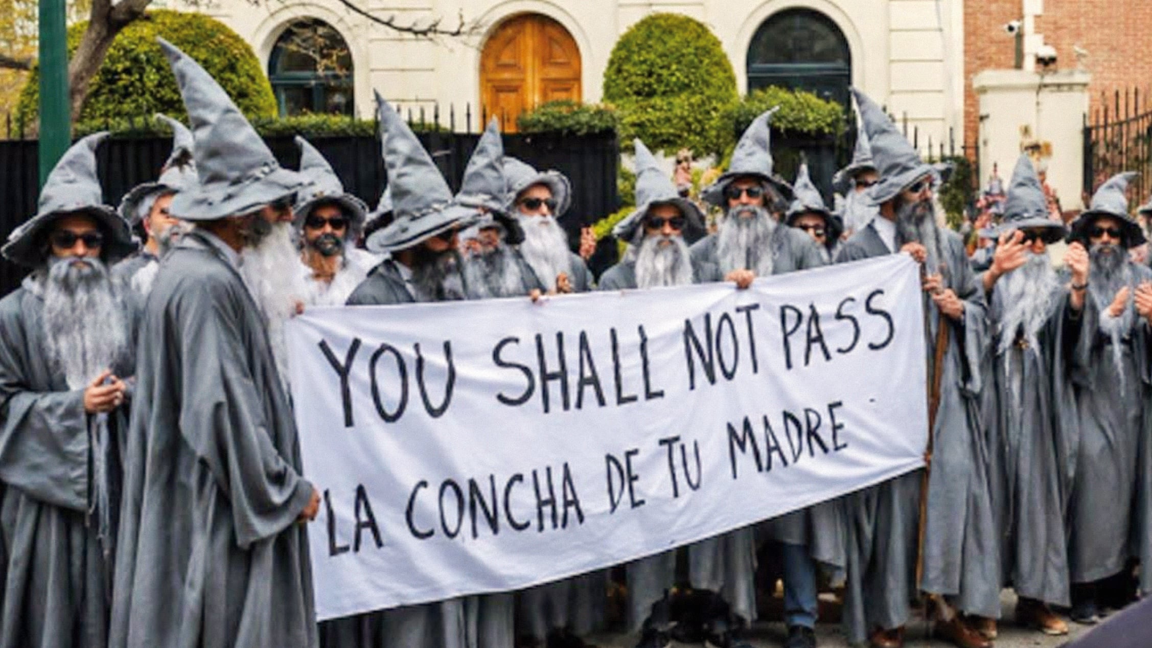 La resistencia civil puede tomar muchas formas, entre ellas, la de protestar con disfraces, como sucedió en Argentina contra Peter Thiel.