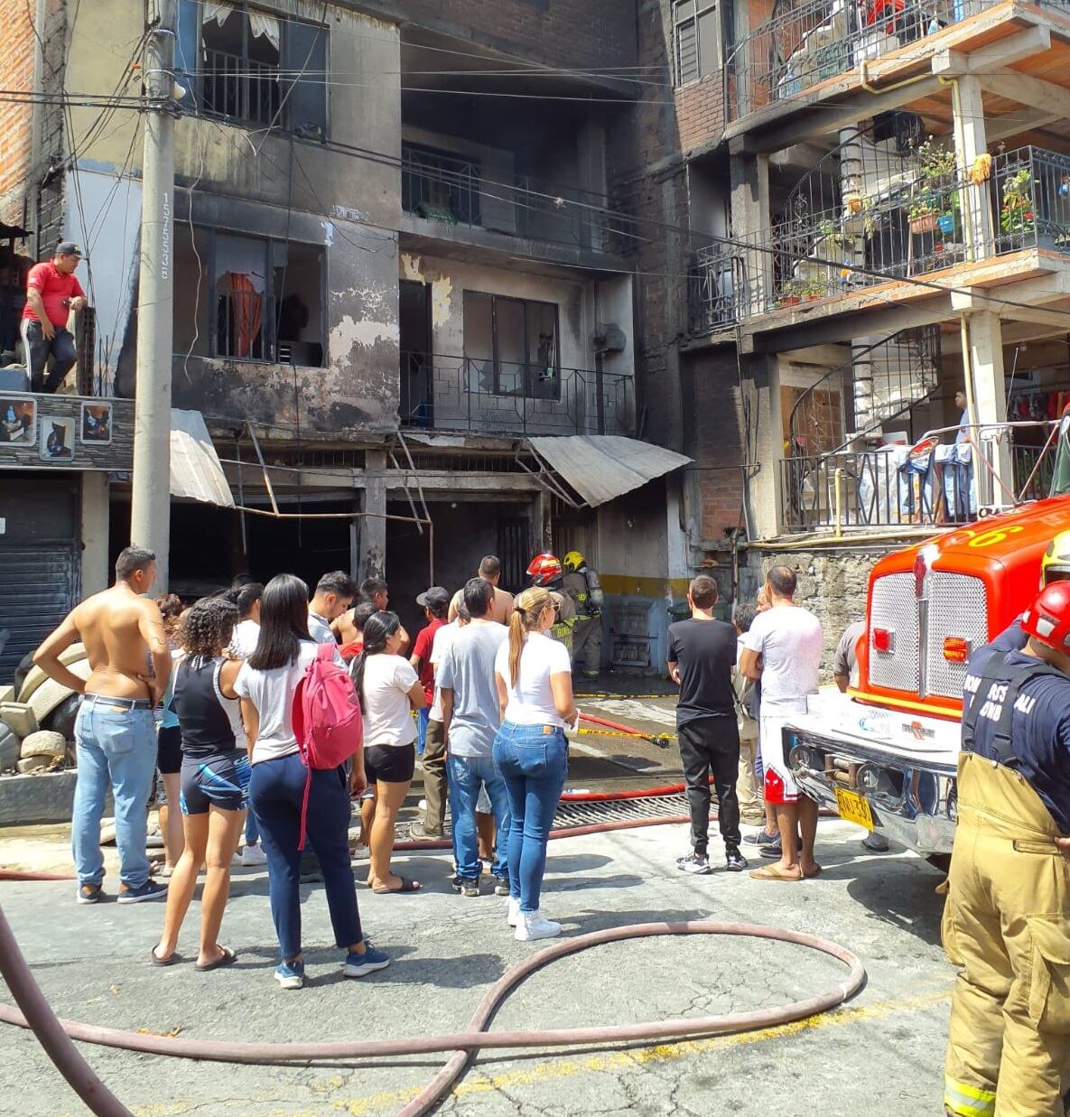 Una casa de cuatro pisos en Cali quedó en medio de las llamas.