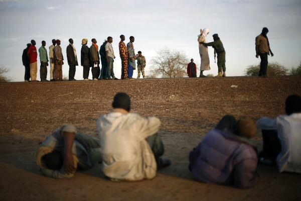 Estos viajeros, que viajan desde Niamey, Nigeria, hacen una fila para ser buscados en la entrada de Gao, al norte de Malí. (AP)
