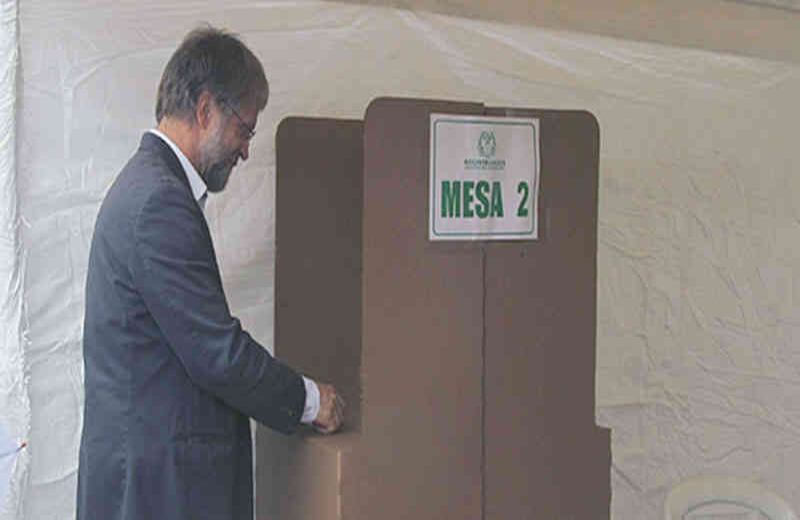 Antanas Mockus, luego de votar Sí en la mesa 2 de la Registraduría instalada en la Hemeroteca Nacional, hizo un llamado a los ciudadanos para que se acercaran a las urnas e hicieran que el país dejara de andar en línea recta, y tomara la curva para la que se ha venido preparando desde hace cuatro años. El exalcalde -refiriéndose al clima- dijo que el panorama lo veía gris y que “aunque San Pedro le pone la lluvia, le dice 'péguese su mojadita'”.