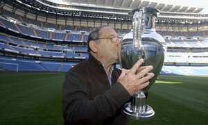 MADRID, SPAIN - DECEMBER 05: Real Madrid's legendary player Paco Gento poses with trophies during his interview with Real Madrid TV at Santiago Bernabeu's stadium on December 5, 2007 in Madrid, Spain (Photo by David R. Anchuelo/Real Madrid via Getty Images)
