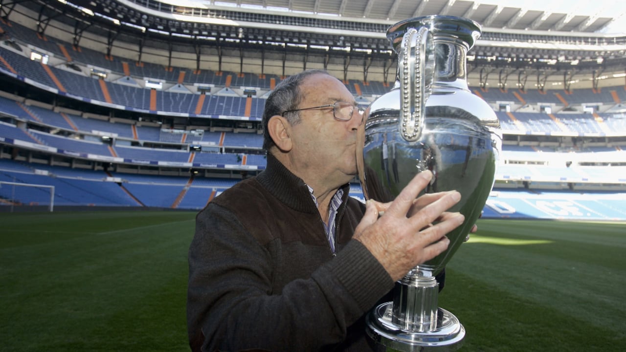 MADRID, SPAIN - DECEMBER 05: Real Madrid's legendary player Paco Gento poses with trophies during his interview with Real Madrid TV at Santiago Bernabeu's stadium on December 5, 2007 in Madrid, Spain (Photo by Getty Images/David R. Anchuelo/Real Madrid)