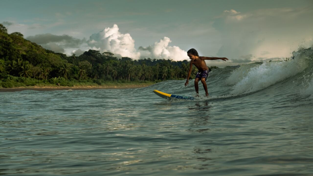En la Liga de Surf del Chocó más de 40 niños han encontrado un deporte atado a su historia y al mar.