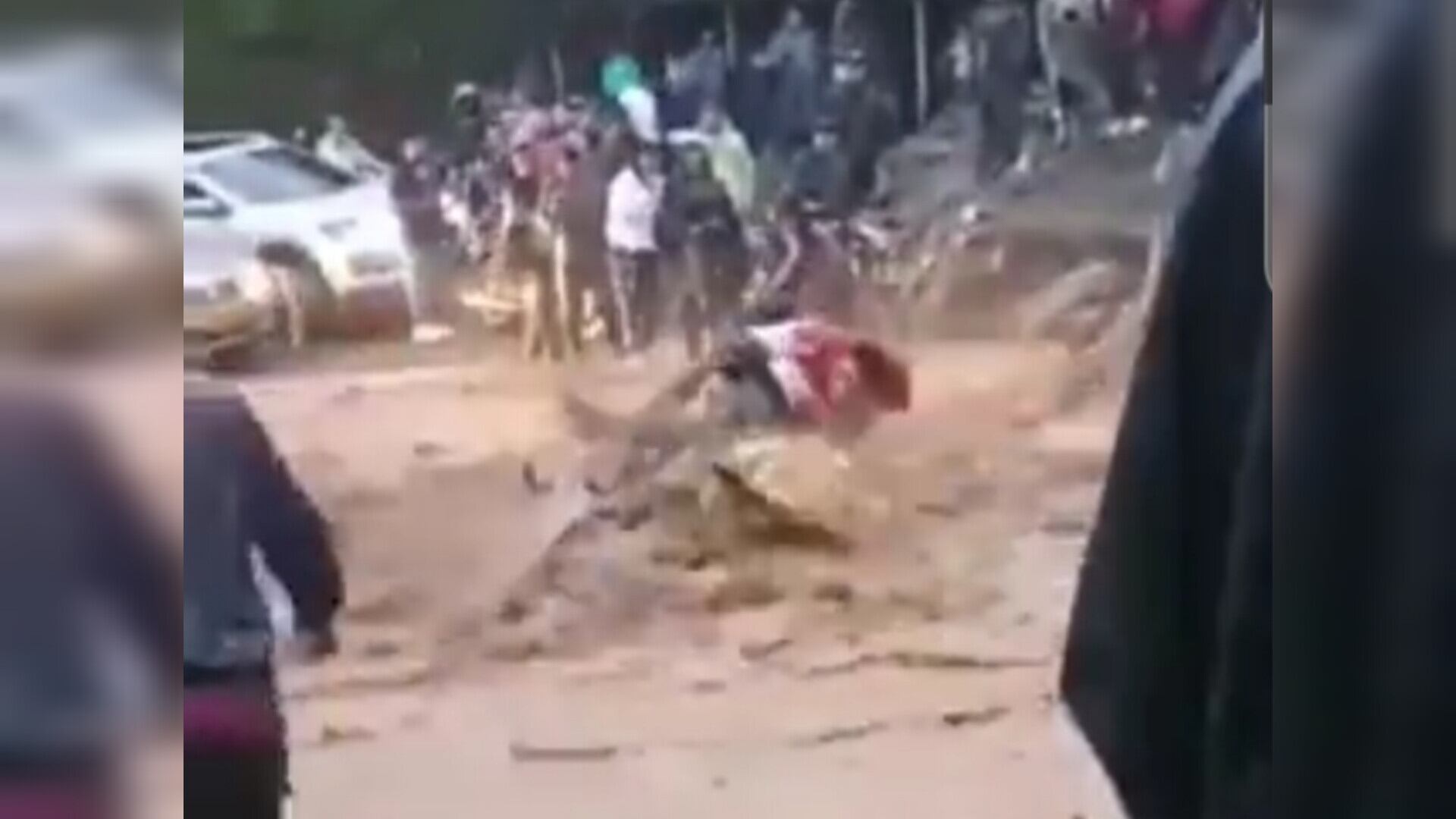 La comunidad intentó sacar de la corriente a los arriesgados ciudadanos