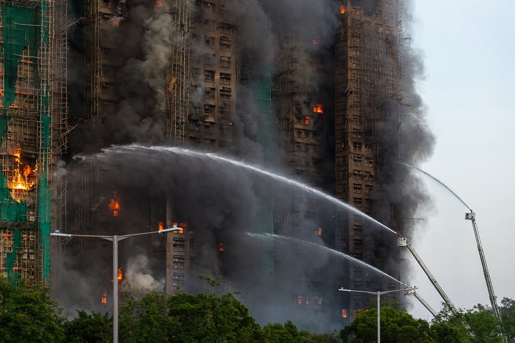 Los equipos de emergencia trabajan en la escena de un incendio en Wang Fuk Court, una urbanización en el distrito de Tai Po, en los Nuevos Territorios de Hong Kong, el miércoles 26 de noviembre de 2025. (Foto AP/Chan Long Hei)