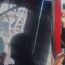 Los pasajeros que viajaban en el articulado tuvieron que sostener el vidrio con sus propias manos para evitar esta cayera en su totalidad.