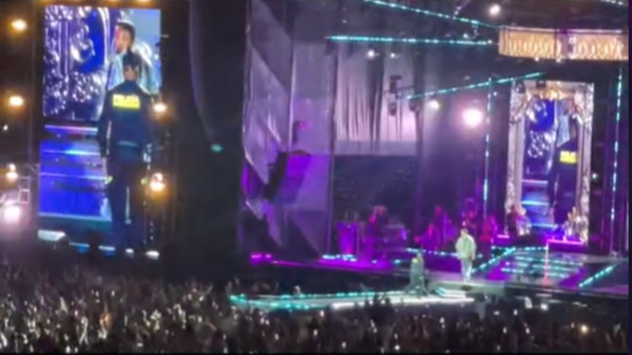 Policía cantó con Romeo Santos