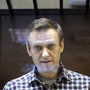 El líder opositor, Alexéi Navalny, observa a los fotógrafos desde una celda en el tribunal de distrito de Babuskinsky, el 20 de febrero de 2021, en Moscú, Rusia.