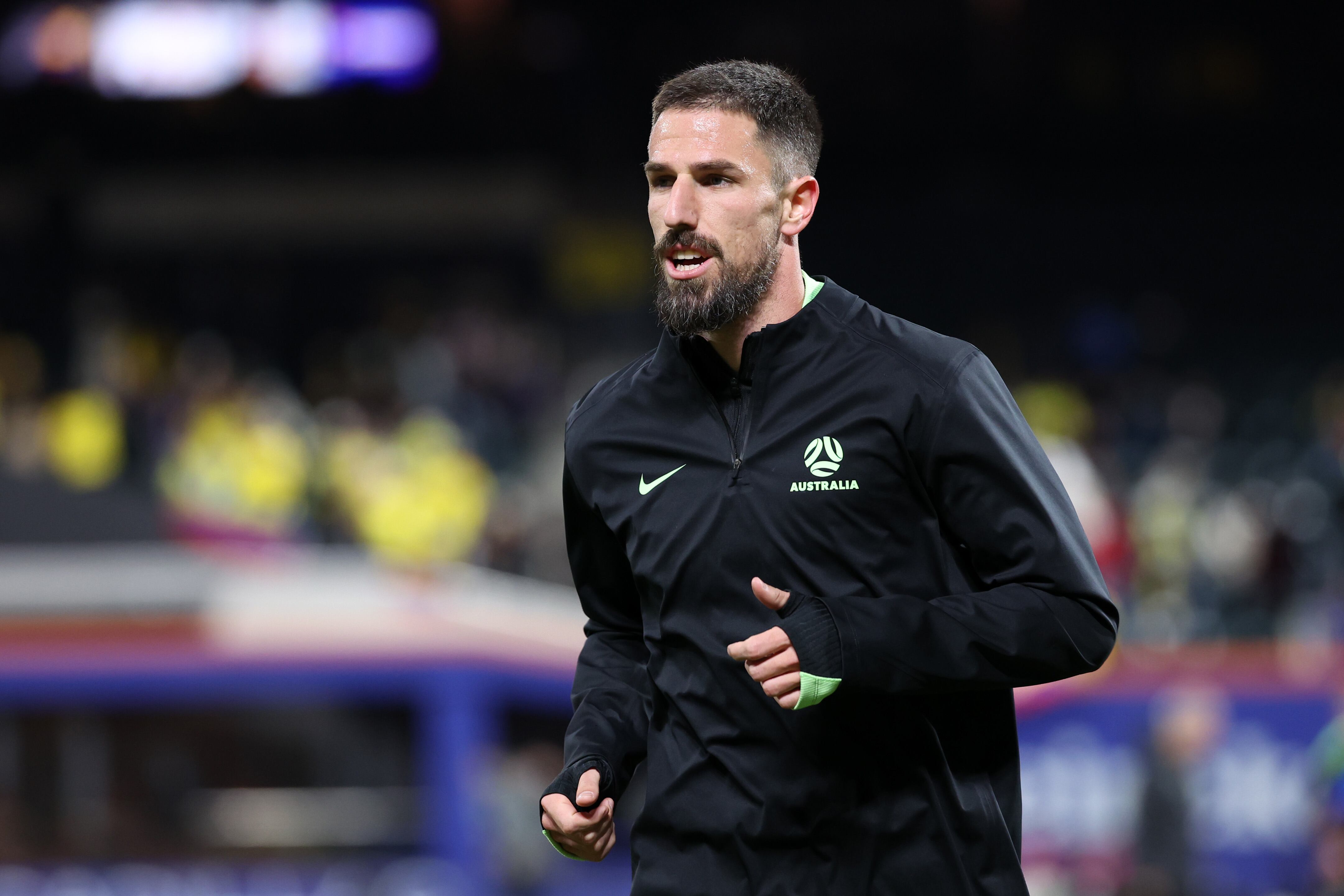 Milos Degenerek calienta en el Citi Field antes de enfrentar a Colombia.