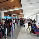 Los pasajeros hacen fila en la terminal de Delta Air Lines en el Aeropuerto Internacional de Los Ángeles, el domingo 25 de diciembre de 2022. Miles de viajeros han quedado varados en los aeropuertos o han quedado en espera tratando de volver a reservar vuelos esta semana cuando una tormenta masiva entorpeció los viajes en EE.UU. y Canadá antes de las vacaciones. (AP Photo/Damian Dovarganes)
