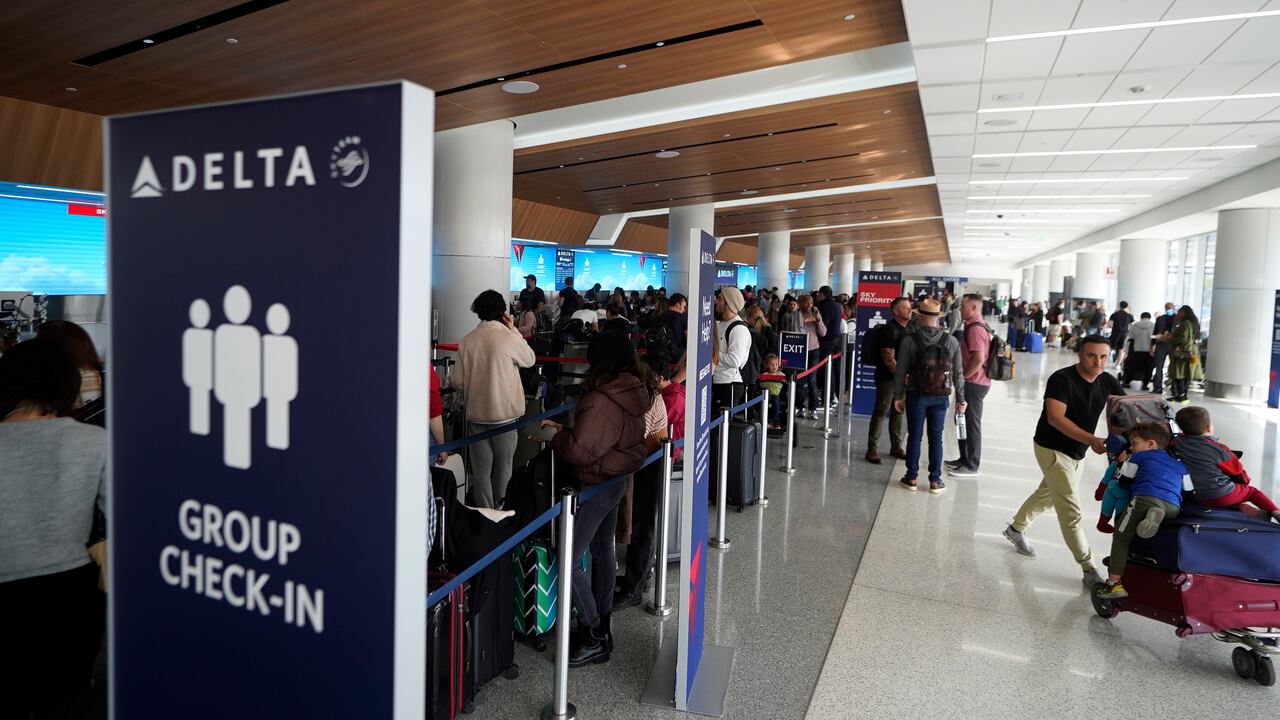 Los pasajeros hacen fila en la terminal de Delta Air Lines en el Aeropuerto Internacional de Los Ángeles,