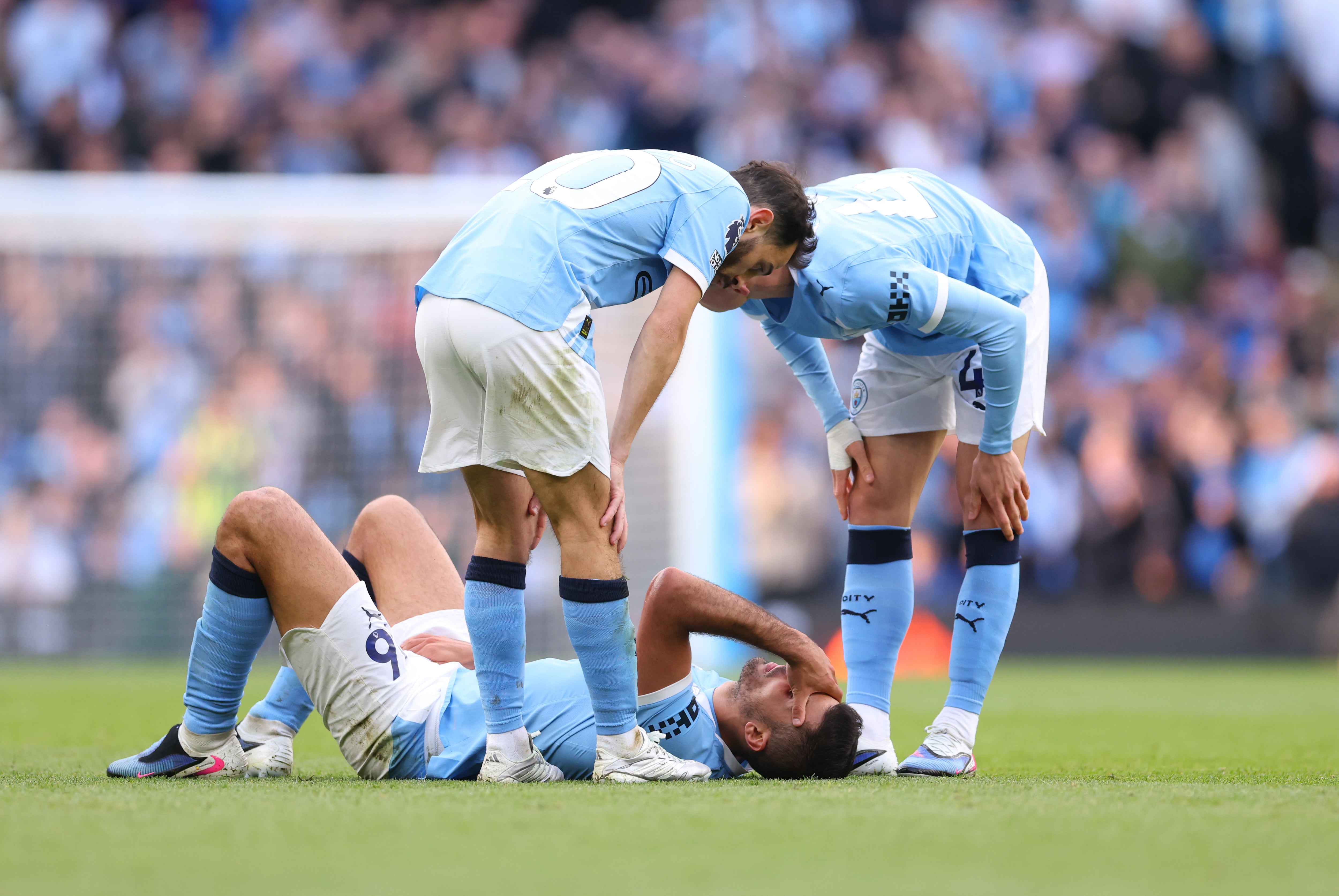 Rodri lamentándose por la molestia que sufrió con Manchester City ante Arsenal.