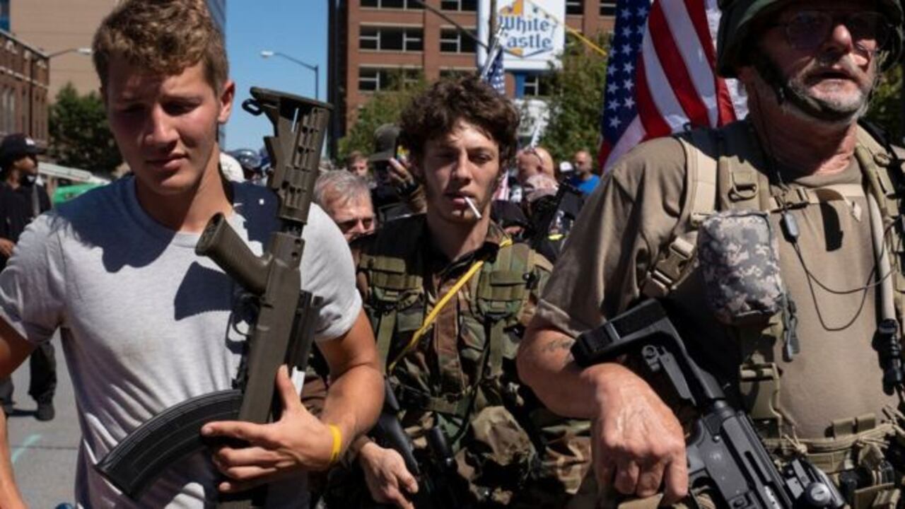 Así paseaban los miembros de una milicia por la ciudad estadoounidense de Louisville el pasado 5 de septiembre.