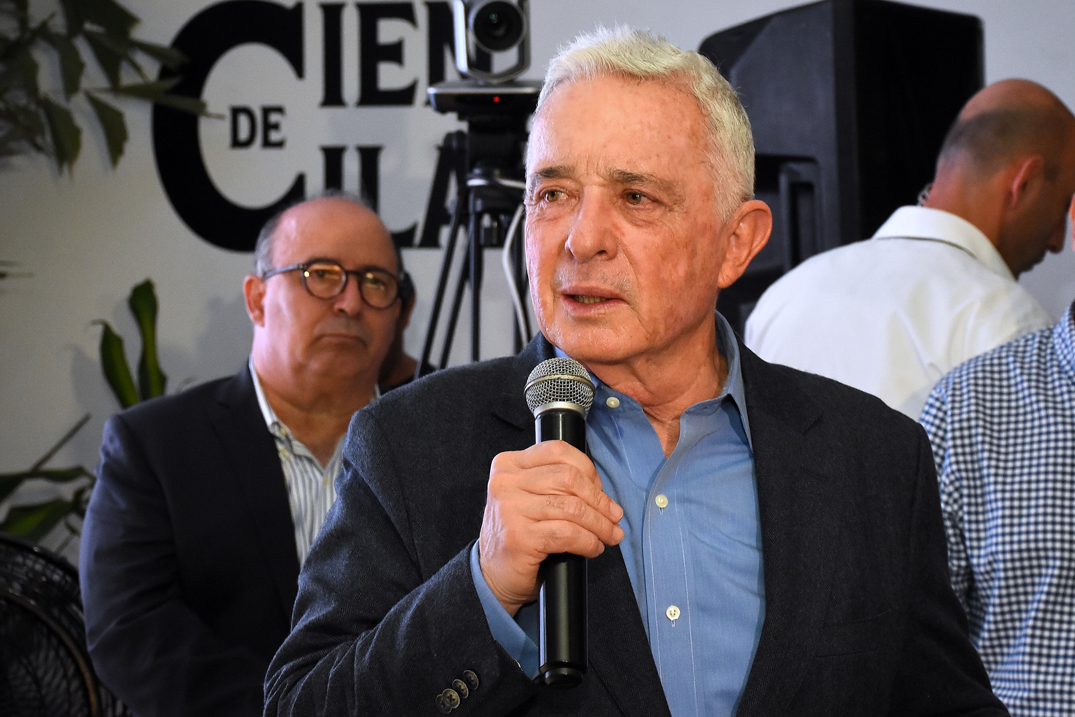 El Expresidente Álvaro Uribe Vélez habló de la consulta popular con comerciantes, empresarios y diferentes personalidades de la ciudad.