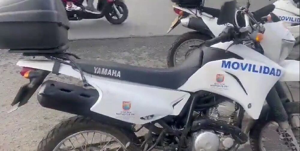 La motocicleta tiene características similares a las usadas por los funcionarios reales.