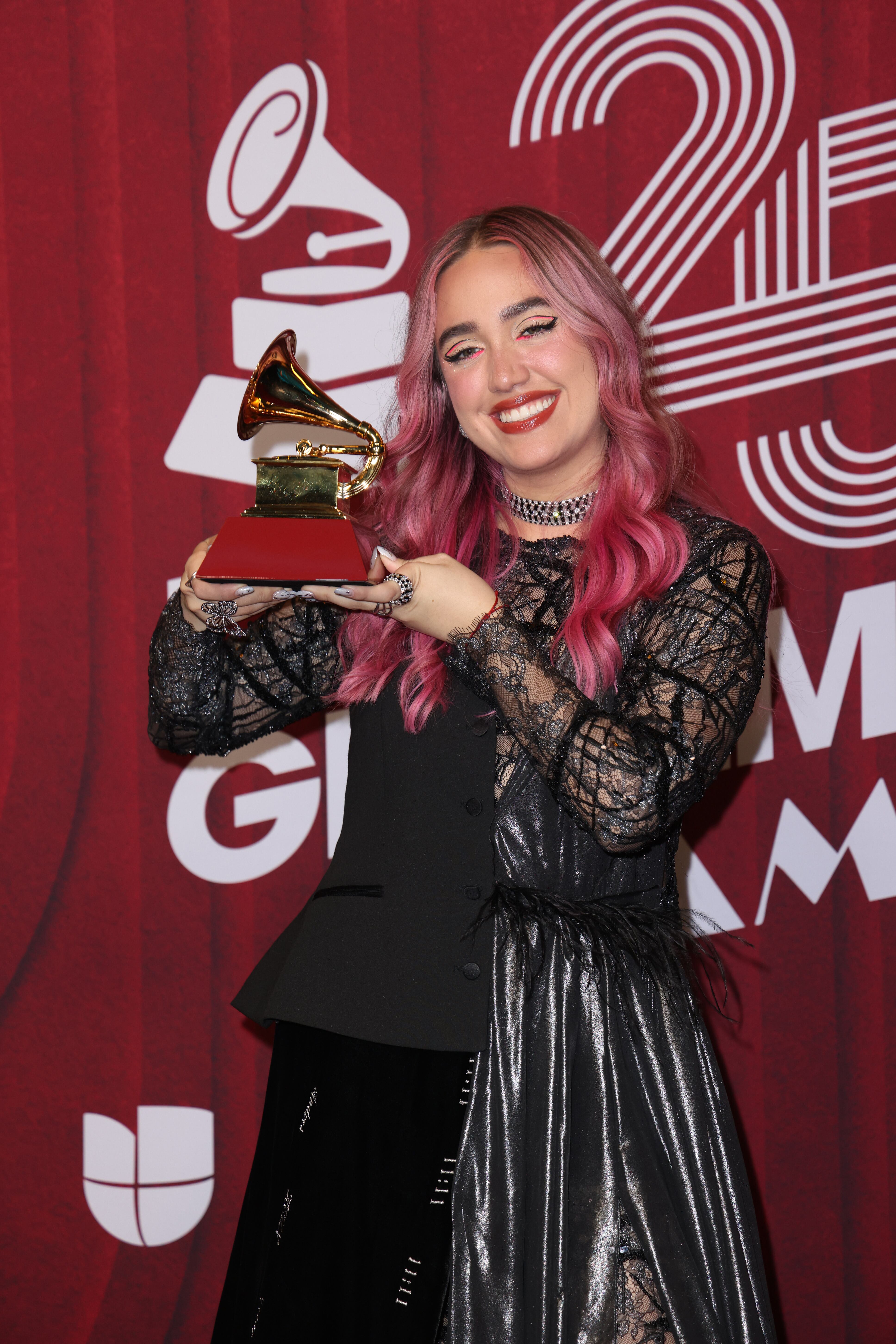 La cantante colombiana recibió el premio a Mejor Nuevo Artista en los Latin Grammy 2024.
