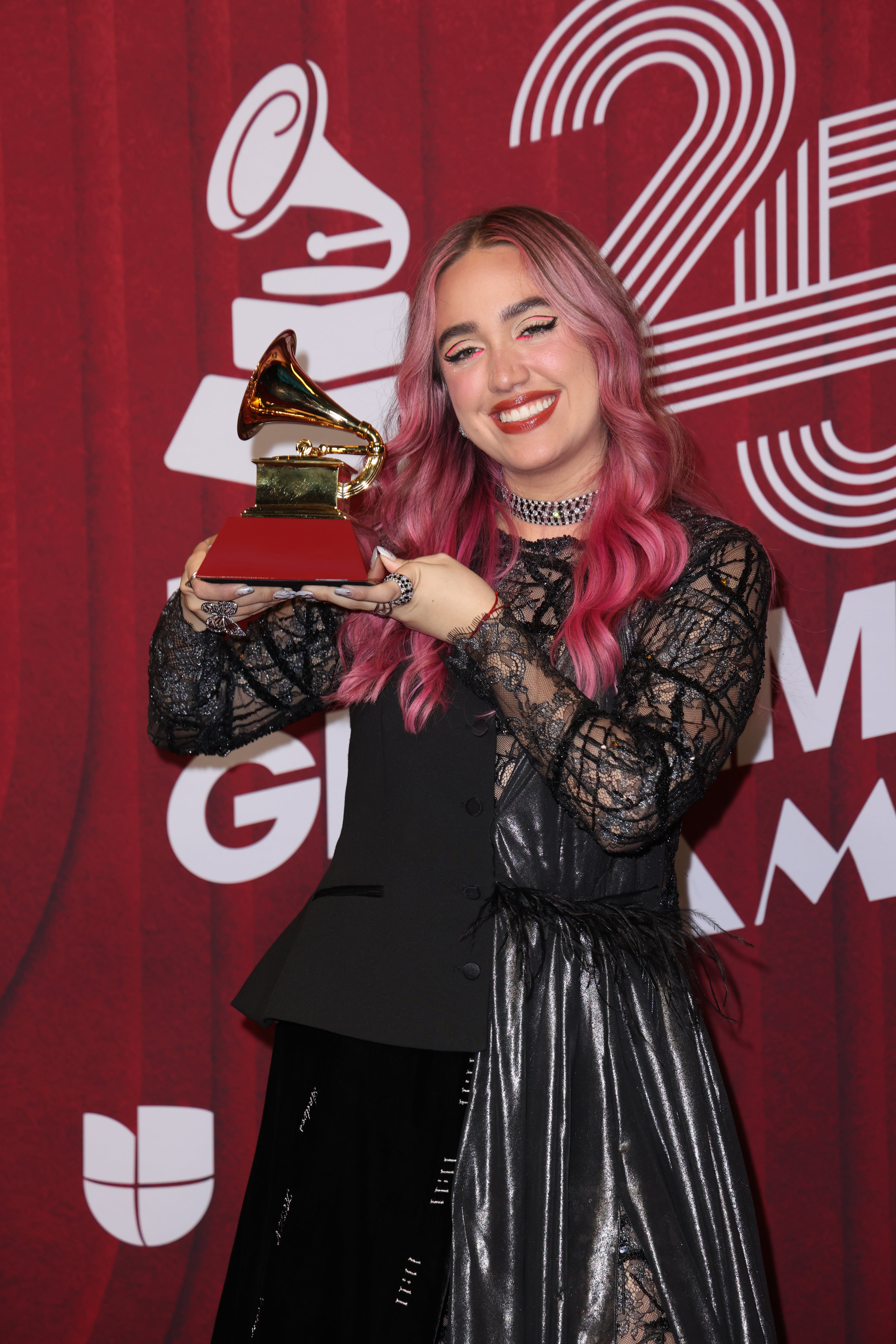 La cantante colombiana recibió el premio a Mejor Nuevo Artista en los Latin Grammy 2024.