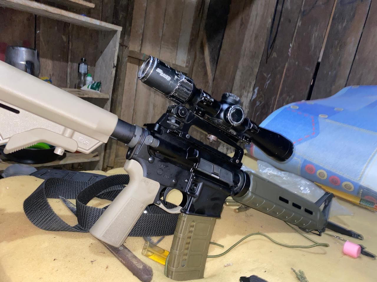 Fusil M4, cuya foto reposaba en el celular de alias Pita, incautado por la Policía.