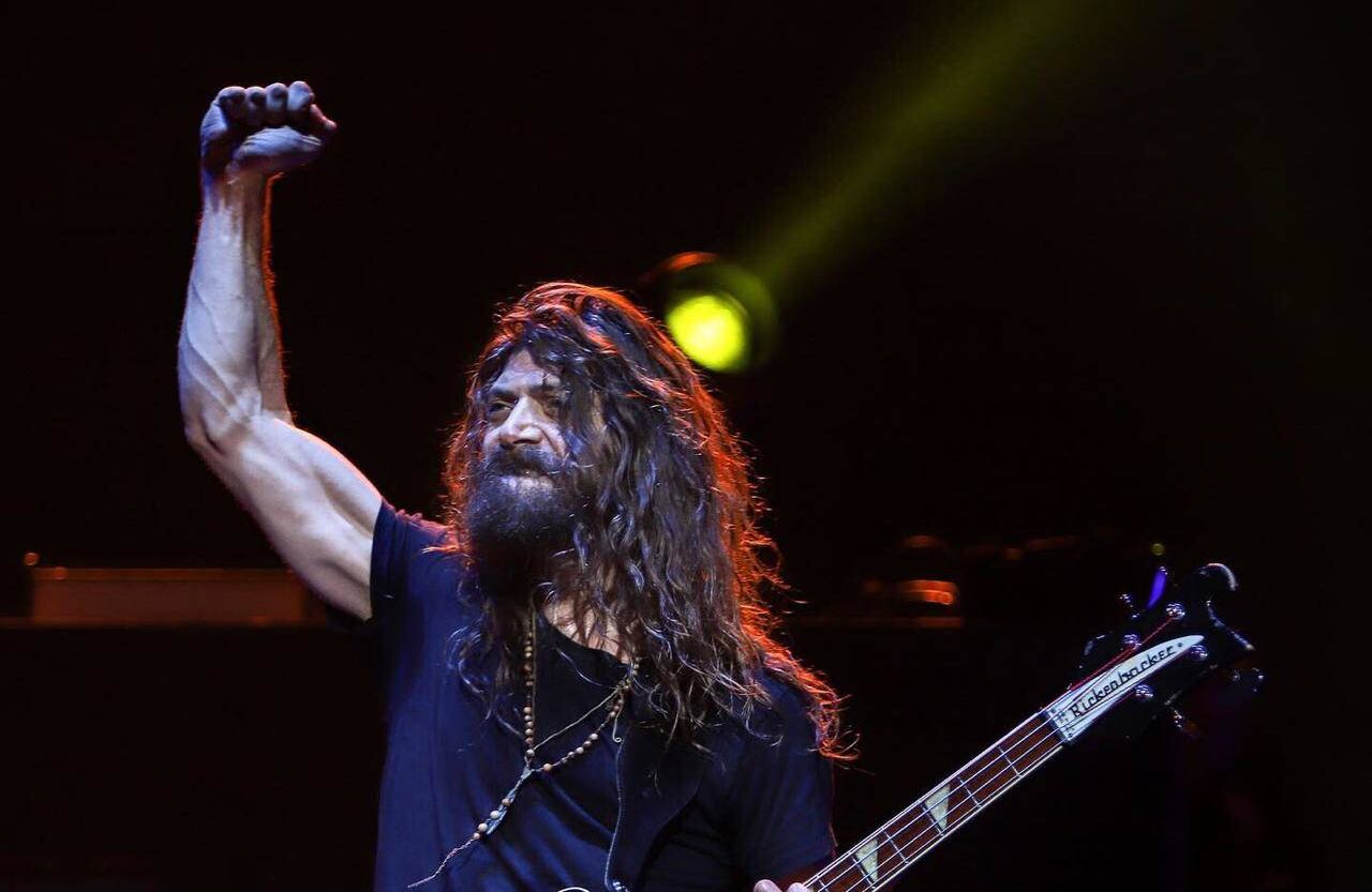 Michael Devin, bajista de Whitesnake, saluda a los bogotanos durante su concierto en el Movista Arena. Foto: Diana Rey Melo