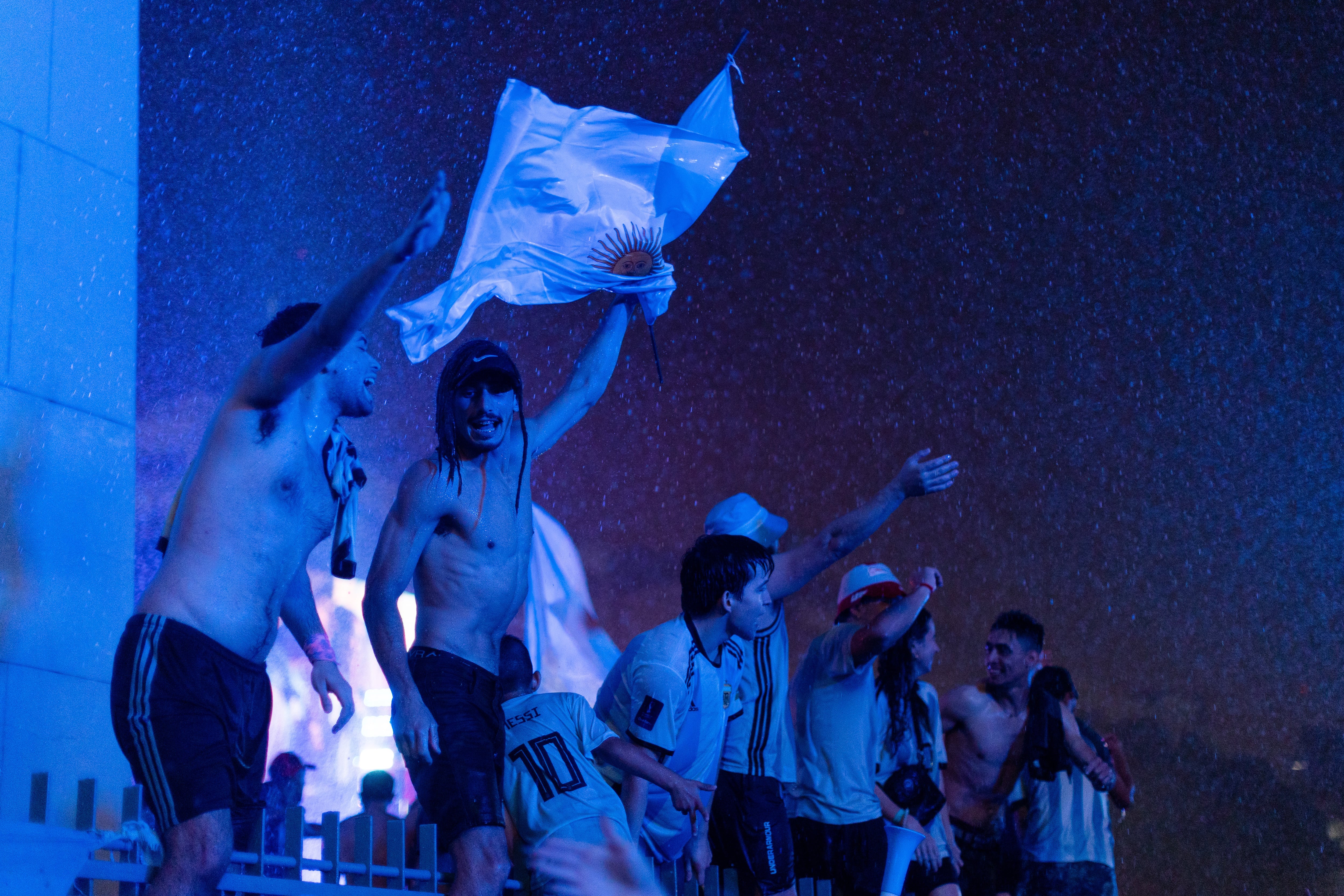 Hinchas argentinos celebrando el paso a la final de su selección en Qatar 2022.