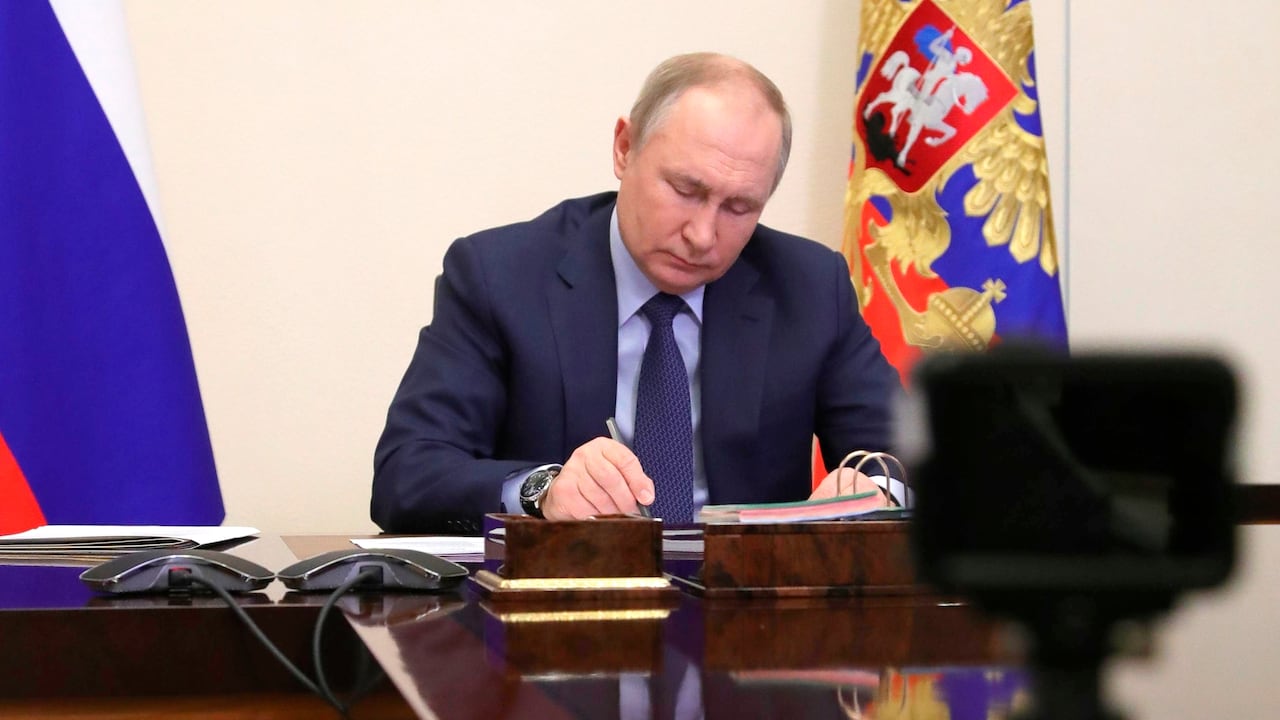 Vladimir Putin: Exagente de la KGB confirma que el líder ruso padece demencia y presenta serios deterioros de su estado de salud.
(Mikhail Klimentyev, Sputnik, Kremlin Pool Photo via AP)