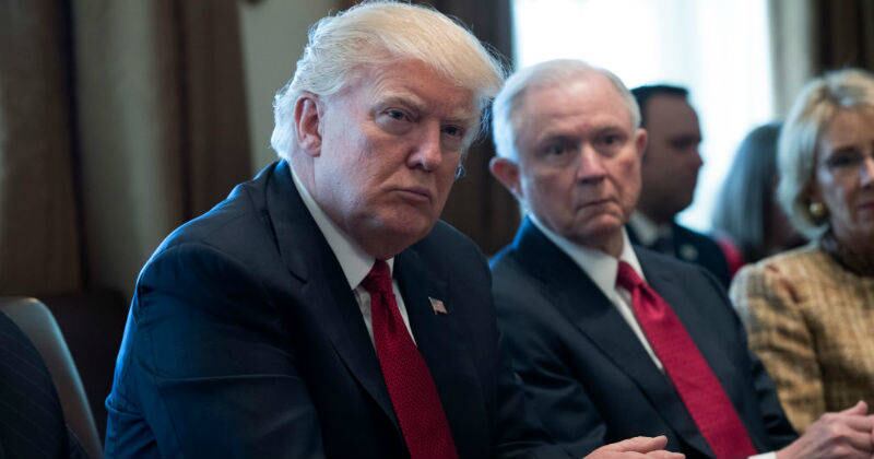 El expresidente de Estados Unidos Donald Trump aseguró en su primera declaración como expresidente que él siempre será un campeón del pueblo estadounidense.