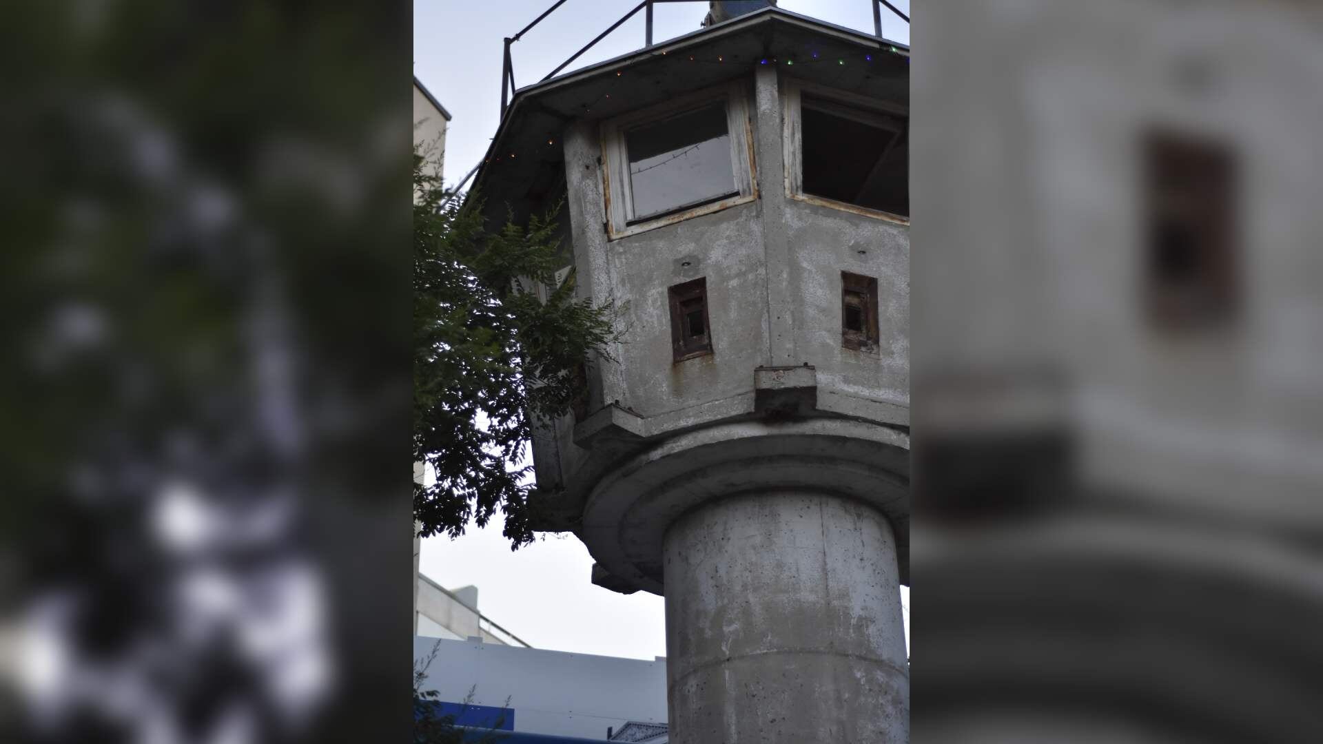 En varias calles de la capital alemana se encuentran vestigios del muro y las antiguas torres de vigilancia.