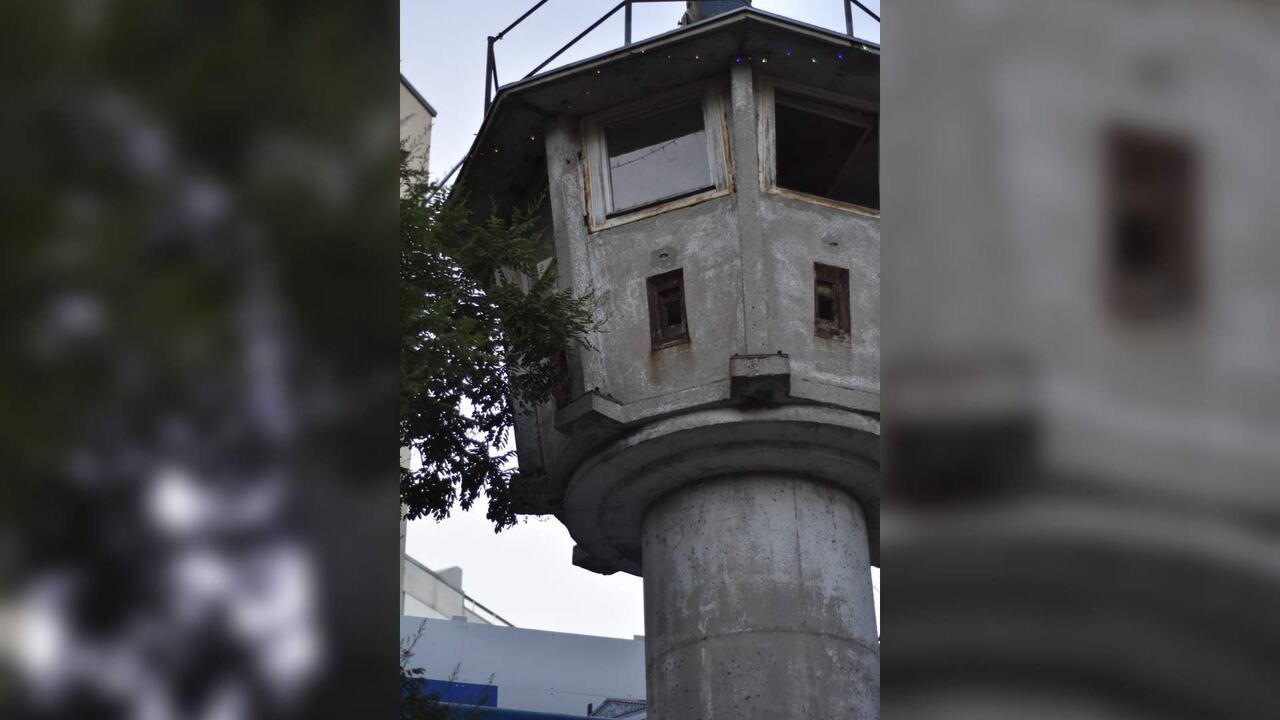 En varias calles de la capital alemana se encuentran vestigios del muro y las antiguas torres de vigilancia.
