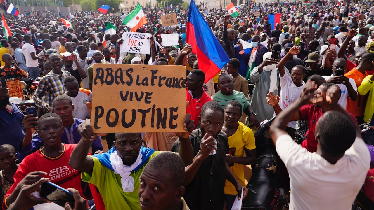 Nigerinos participan en una marcha convocada por partidarios del general golpista Abdourahmane Tchiani en Niamey, Níger, el domingo 30 de julio de 2023. (AP Foto/Sam Mednick)