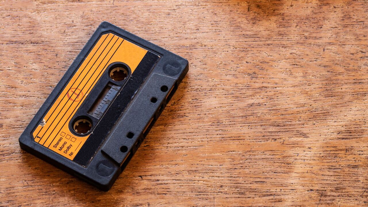 Muchos artistas y aficionados a las manualidades transforman casetes en objetos decorativos.