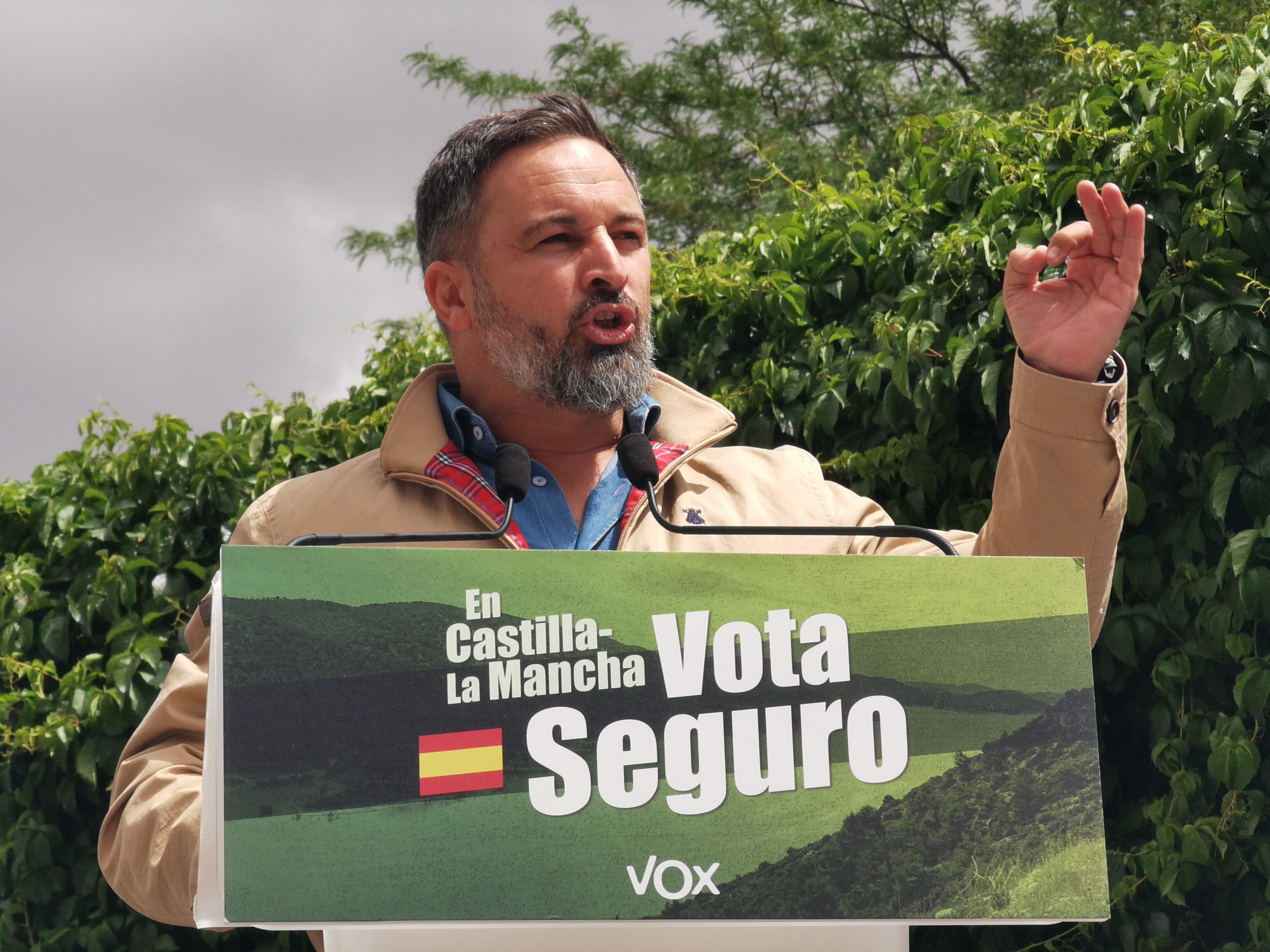 Abascal ha intervenido en un acto de campaña en Guadalajara para apoyar a las candidatas de Vox al Ayuntamiento de Pamplona y al Parlamento de Navarra, María Estévez y Maite Nosti, para las elecciones del 28 de mayo.
